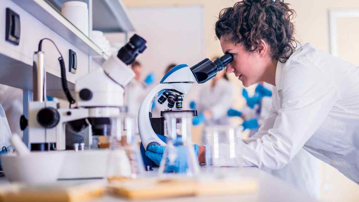 Como administrar um laboratório de análises clínicas