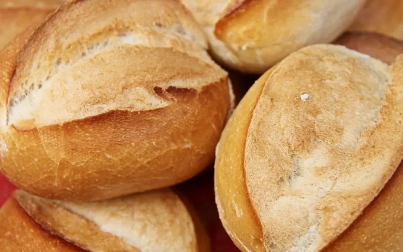 Pão francês todo dia faz mal? Especialista responde